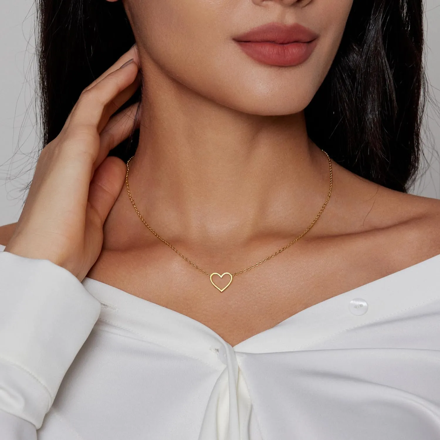 Cute Heart Necklace Dainty 18k Gold Plated Tiny Heart Pendant Choker Necklaces Small Gold Love Open Heart Chain Necklace for Women Simple Gold Necklace for Women Trendy Jewelry