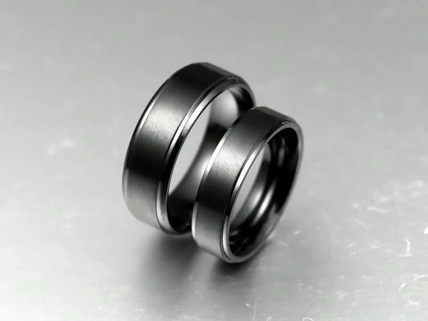Daesar Couples Wedding Bands Sets, His and Hers Ring Sets Couples Stainless Steel Simple Matte Brushed 6/8MM Round Black