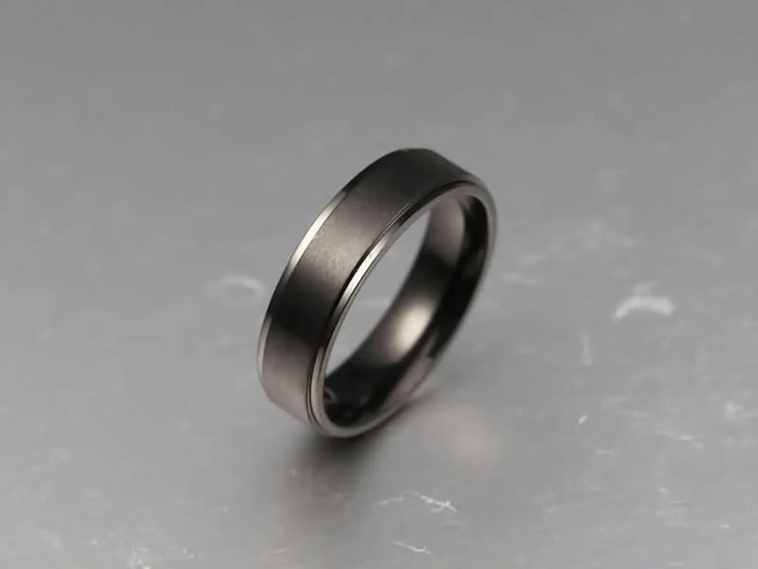 Daesar Couples Wedding Bands Sets, His and Hers Ring Sets Couples Stainless Steel Simple Matte Brushed 6/8MM Round Black