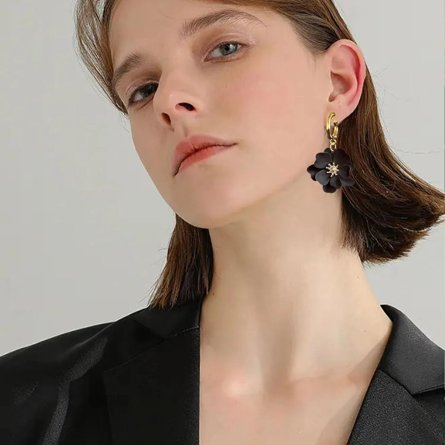 YUNXI Boho Flower Stud Earrings for Women Floral Flower Earrings with Gold Bud Design Minimalist Jewelry